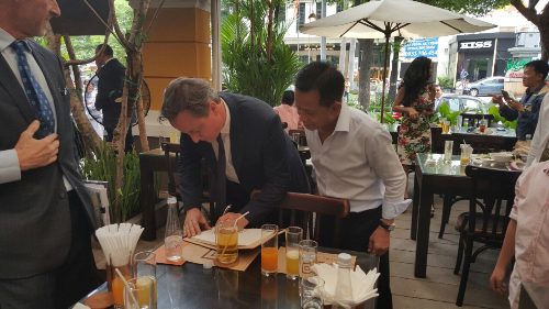 Chủ nhân Nhà hàng Ngon đón tiếp Thủ tướng David Cameron